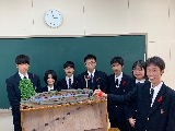 県立島田工業高等学校の生徒による「走るSL募金箱」の製作