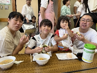 4階食事笑顔の親子 4階食事笑顔の親子