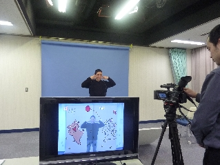 H23　静岡県聴覚障害者協会　撮影の様子。絵本を撮影画面と合成しながら収録